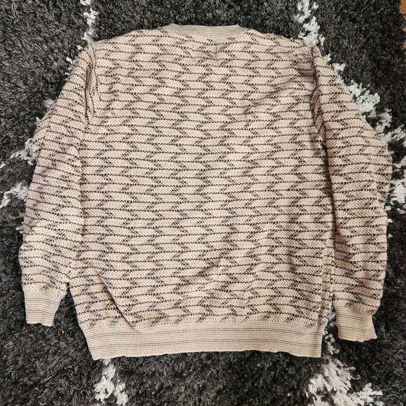 Cute sweater! - Picture 5 of 5